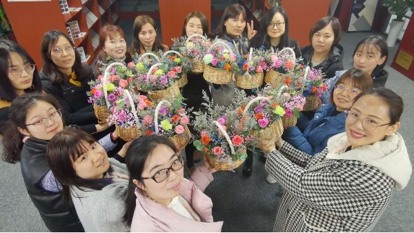 【918博天堂女神节插花活动】愿所有的女神们像美丽的鲜花，永远盛开，绽放自我！